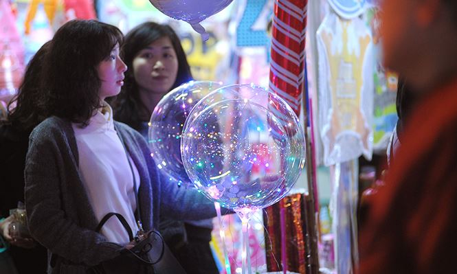 Thiếu nữ Hà thành rạng rỡ xuống phố đón Giáng Sinh sớm