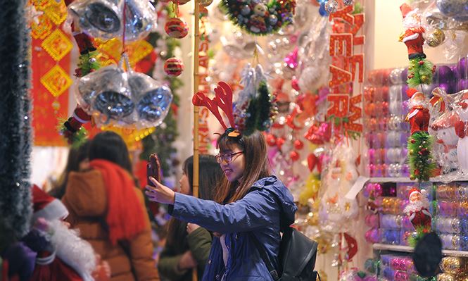 Thiếu nữ Hà thành rạng rỡ xuống phố đón Giáng Sinh sớm