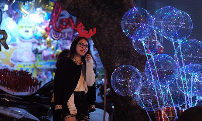 Thiếu nữ Hà thành rạng rỡ xuống phố đón Giáng Sinh sớm