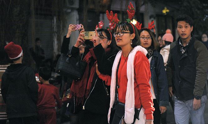 Thiếu nữ Hà thành rạng rỡ xuống phố đón Giáng Sinh sớm