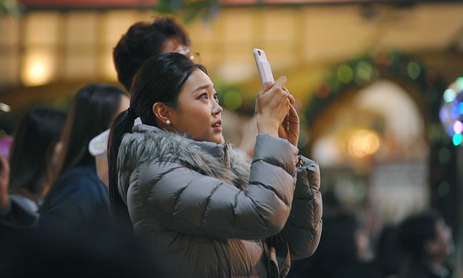 Thiếu nữ Hà thành rạng rỡ xuống phố đón Giáng Sinh sớm