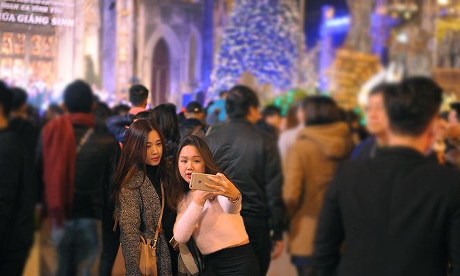 Thiếu nữ Hà thành rạng rỡ xuống phố đón Giáng Sinh sớm