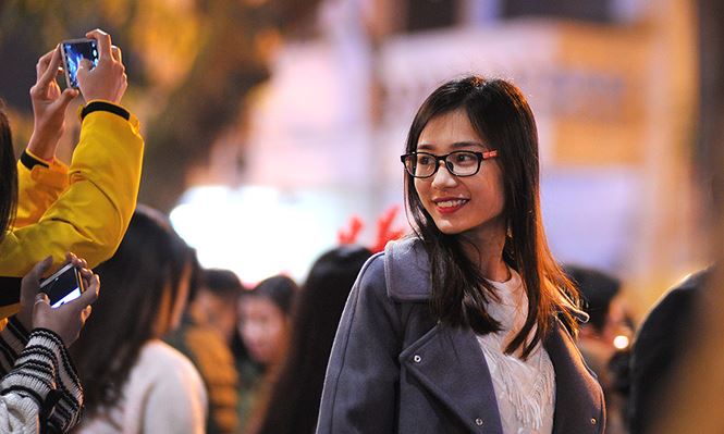 Thiếu nữ Hà thành rạng rỡ xuống phố đón Giáng Sinh sớm