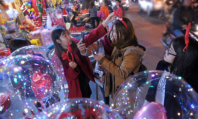 Thiếu nữ Hà thành rạng rỡ xuống phố đón Giáng Sinh sớm