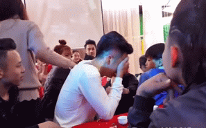 Clip: Dự đám cưới của người yêu cũ, nam thanh niên chỉ biết... ôm mặt khóc sướt mướt Clip: Dự đám cưới của người yêu cũ, nam thanh niên chỉ biết... ôm mặt khóc sướt mướt
