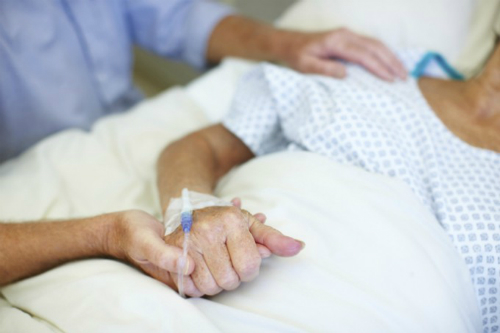 Bác sĩ quyết mổ mắt cho bệnh nhân hấp hối để được nhìn gia đình lần cuối