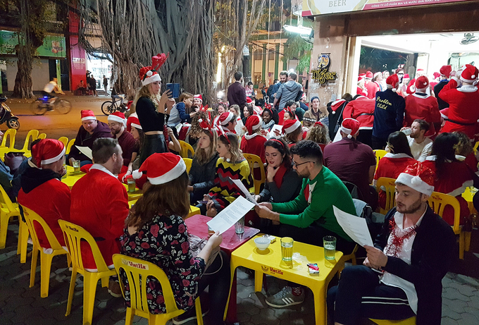 Không khí Noel tràn ngập trên đường phố Hà Nội