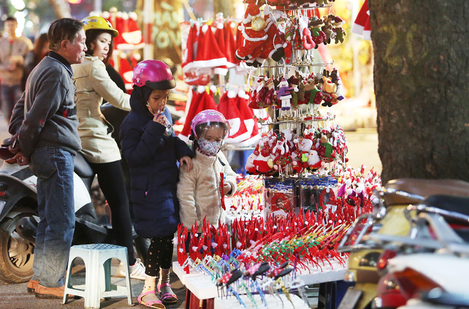 Không khí Noel tràn ngập trên đường phố Hà Nội