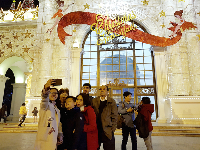 Không khí Noel tràn ngập trên đường phố Hà Nội