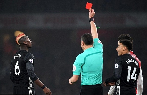 Nhân viên Man Utd đến nhà, kéo Pogba khỏi giường