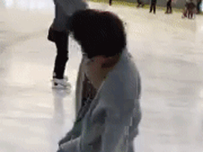 Clip cô gái trượt băng ngã liên tục vẫn cười hút hơn 10 triệu lượt xem