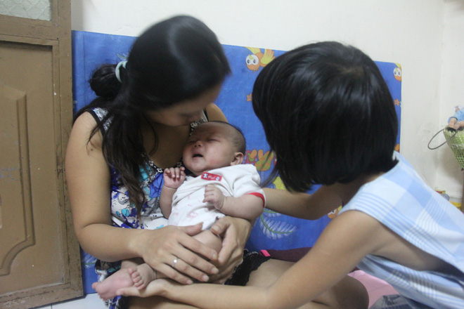 Hơn 150 triệu đã gởi đến gia đình bé gái 7 tuổi bị bố bỏ rơi, phải nghỉ học ở nhà trông em 2 tháng tuổi