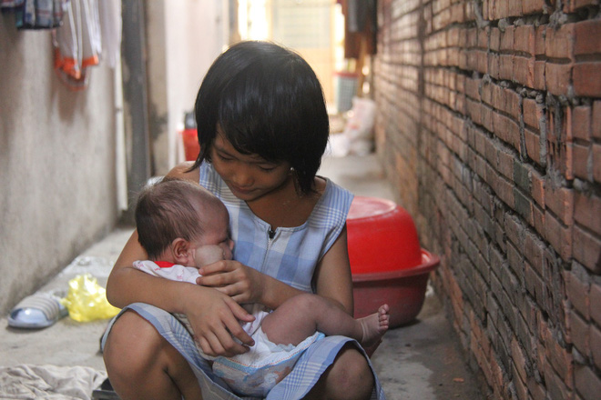 Hơn 150 triệu đã gởi đến gia đình bé gái 7 tuổi bị bố bỏ rơi, phải nghỉ học ở nhà trông em 2 tháng tuổi