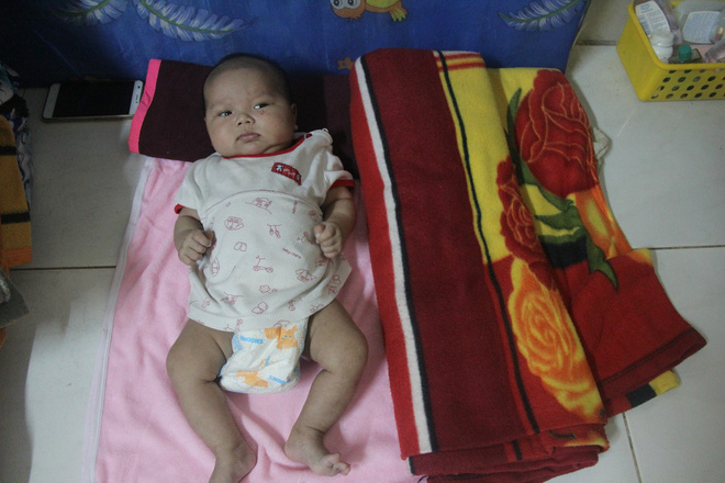 Hơn 150 triệu đã gởi đến gia đình bé gái 7 tuổi bị bố bỏ rơi, phải nghỉ học ở nhà trông em 2 tháng tuổi