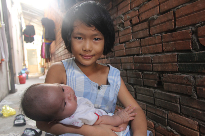 Hơn 150 triệu đã gởi đến gia đình bé gái 7 tuổi bị bố bỏ rơi, phải nghỉ học ở nhà trông em 2 tháng tuổi