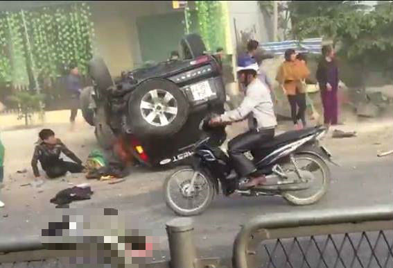 Ôtô Ford Everest tông 2 xe máy, hai người tử vong