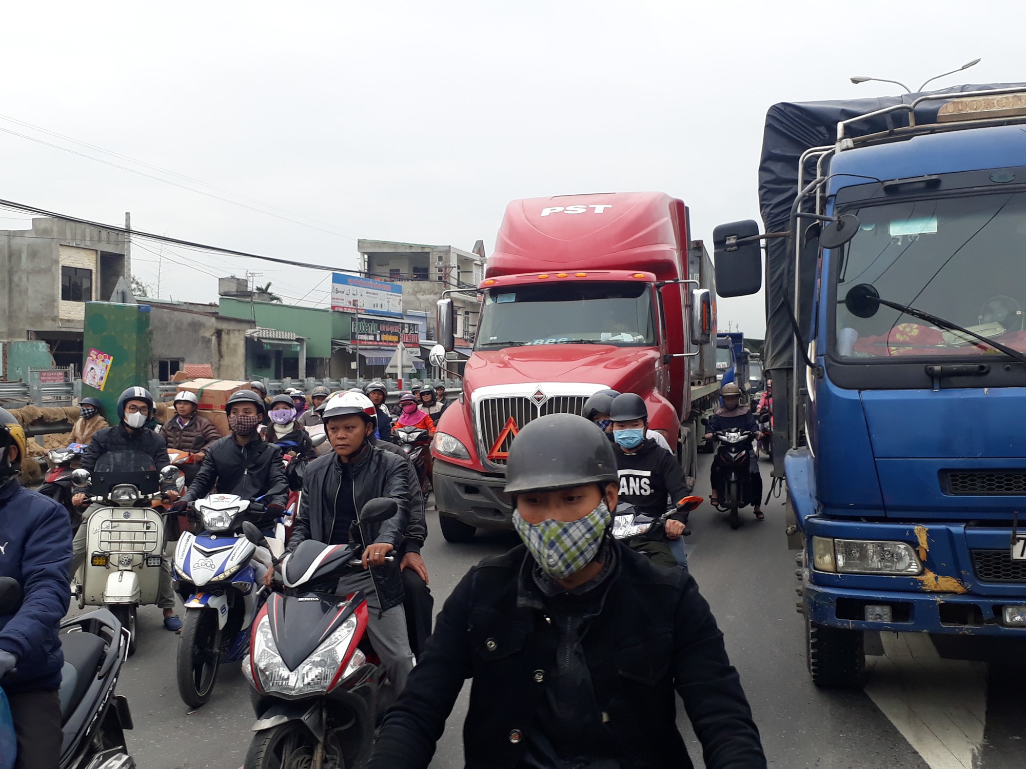 Đà Nẵng: Hai xe tải tông nhau, tài xế mắc kẹt trong cabin, giao thông ùn ứ kéo dài