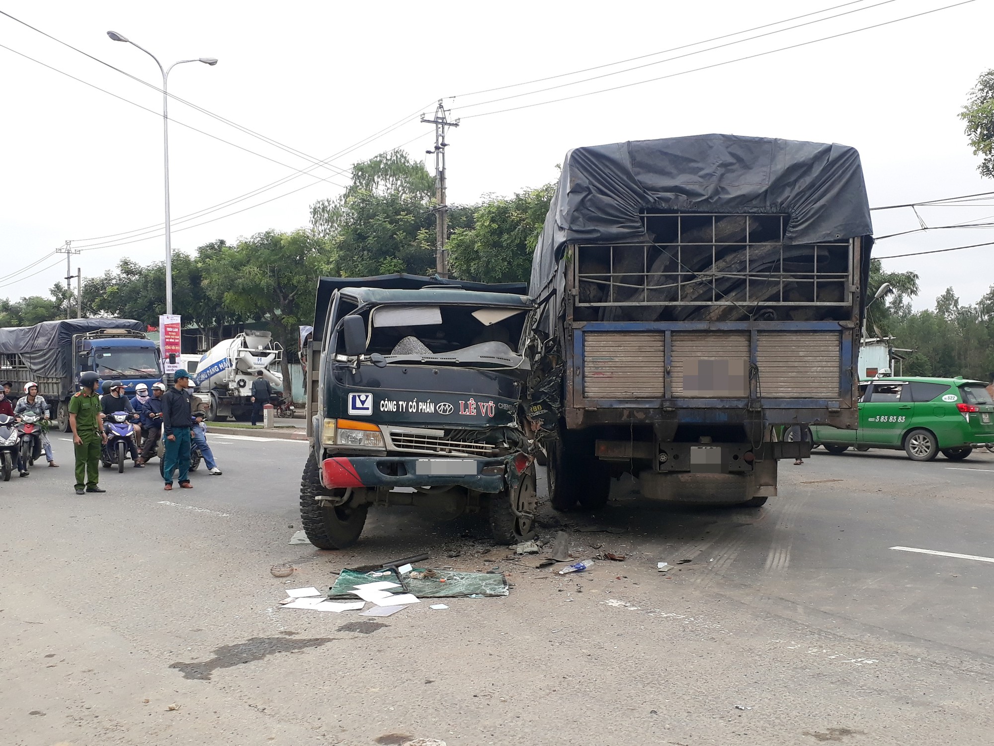 Đà Nẵng: Hai xe tải tông nhau, tài xế mắc kẹt trong cabin, giao thông ùn ứ kéo dài