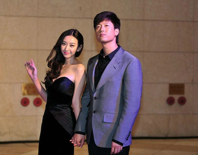 Tài tử Hoa hồng có gai mất trắng sau khi bỏ vợ nổi tiếng cưới bồ nhí