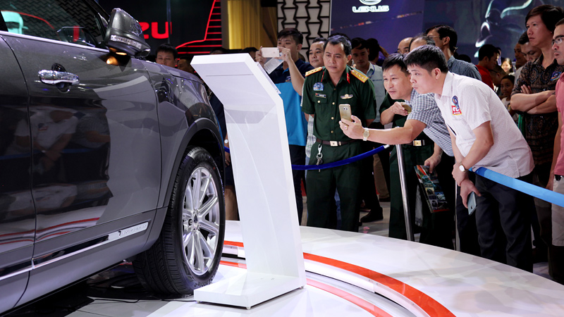 Chuyện lạ cuối 2017: Ô tô tăng giá, cò đòi ăn chênh 200 triệu