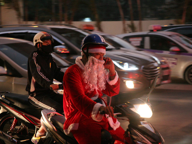 Hà Nội: Tắc đường nghiêm trọng do người dân đi chơi Giáng sinh tăng đột biến