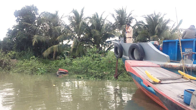 Đang ngủ trên ghe cũng bị sà lan tông tử vong