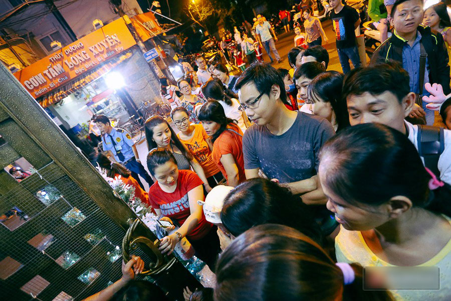 Người dân ở Sài Gòn chen nhau vào biệt thự triệu đô của Đàm Vĩnh Hưng chụp ảnh Noel trong vòng 5 phút/ lượt