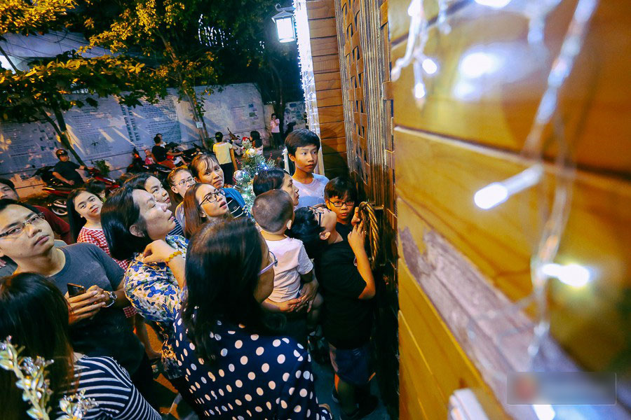 Người dân ở Sài Gòn chen nhau vào biệt thự triệu đô của Đàm Vĩnh Hưng chụp ảnh Noel trong vòng 5 phút/ lượt