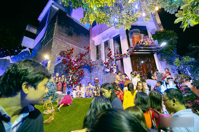 Người dân ở Sài Gòn chen nhau vào biệt thự triệu đô của Đàm Vĩnh Hưng chụp ảnh Noel trong vòng 5 phút/ lượt