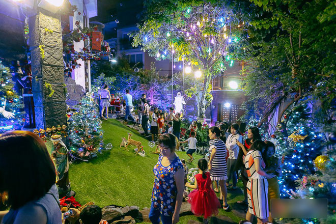 Người dân ở Sài Gòn chen nhau vào biệt thự triệu đô của Đàm Vĩnh Hưng chụp ảnh Noel trong vòng 5 phút/ lượt