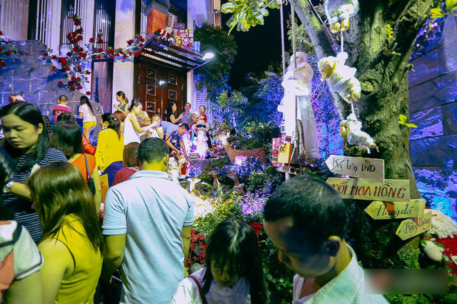 Người dân ở Sài Gòn chen nhau vào biệt thự triệu đô của Đàm Vĩnh Hưng chụp ảnh Noel trong vòng 5 phút/ lượt