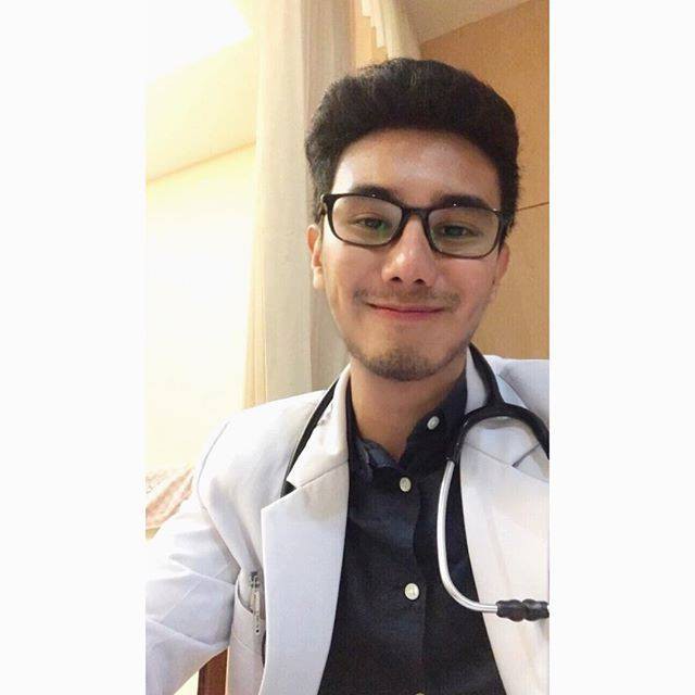 Sự thật đằng sau bức ảnh chàng trai bế em bé nổi như cồn trên mạng xã hội