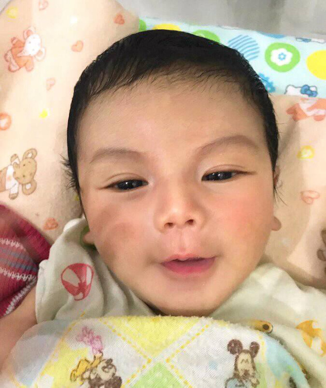 Sự thật đằng sau bức ảnh chàng trai bế em bé nổi như cồn trên mạng xã hội