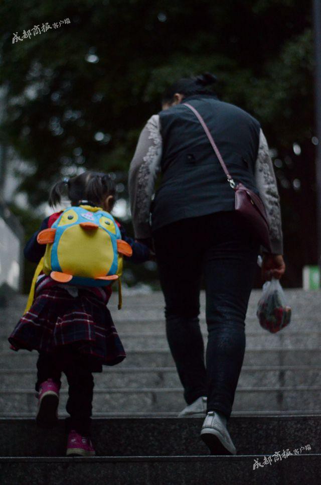 Nghe cháu gái 4 tuổi gọi bà ngoại là mẹ, ai cũng cười ngược đời, nhưng câu chuyện phía sau sẽ khiến ta rơi lệ