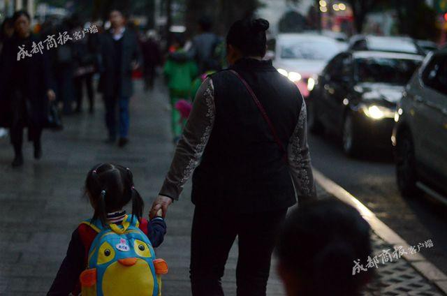 Nghe cháu gái 4 tuổi gọi bà ngoại là mẹ, ai cũng cười ngược đời, nhưng câu chuyện phía sau sẽ khiến ta rơi lệ