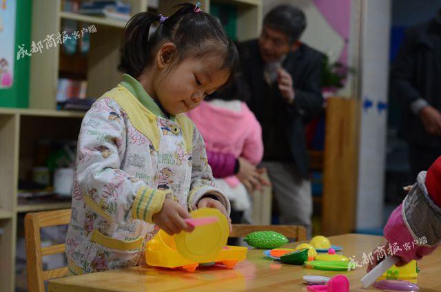 Nghe cháu gái 4 tuổi gọi bà ngoại là mẹ, ai cũng cười ngược đời, nhưng câu chuyện phía sau sẽ khiến ta rơi lệ