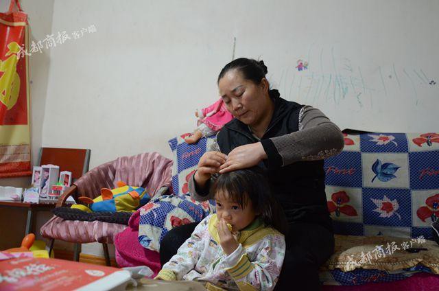 Nghe cháu gái 4 tuổi gọi bà ngoại là mẹ, ai cũng cười ngược đời, nhưng câu chuyện phía sau sẽ khiến ta rơi lệ