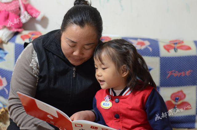 Nghe cháu gái 4 tuổi gọi bà ngoại là mẹ, ai cũng cười ngược đời, nhưng câu chuyện phía sau sẽ khiến ta rơi lệ