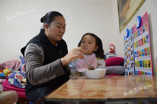 Nghe cháu gái 4 tuổi gọi bà ngoại là mẹ, ai cũng cười ngược đời, nhưng câu chuyện phía sau sẽ khiến ta rơi lệ