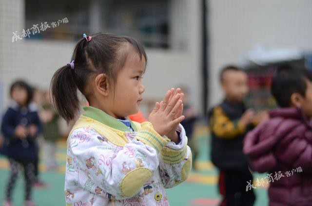 Nghe cháu gái 4 tuổi gọi bà ngoại là mẹ, ai cũng cười ngược đời, nhưng câu chuyện phía sau sẽ khiến ta rơi lệ