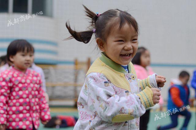 Nghe cháu gái 4 tuổi gọi bà ngoại là mẹ, ai cũng cười ngược đời, nhưng câu chuyện phía sau sẽ khiến ta rơi lệ