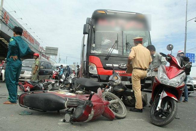TP.HCM: Xe khách điên đâm hàng loạt xe máy đang chờ đèn đỏ, nhiều người bị thương