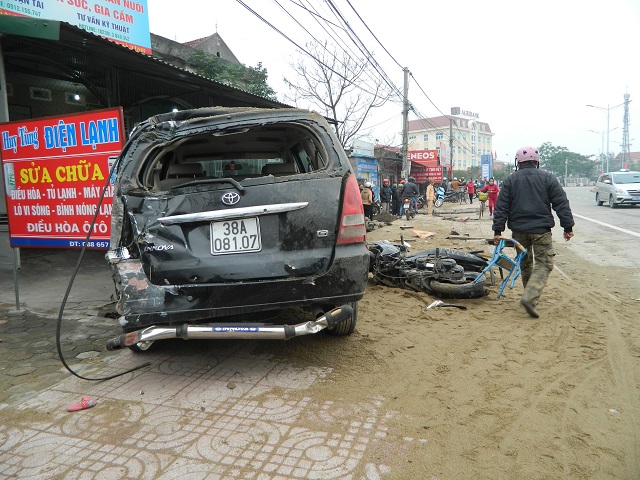 Hà Tĩnh: Xe tải chở cát nổ lốp đâm nát ô tô, xe máy