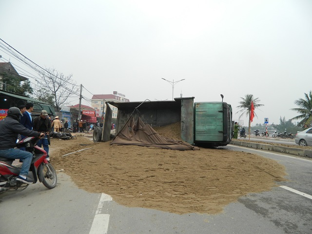 Hà Tĩnh: Xe tải chở cát nổ lốp đâm nát ô tô, xe máy