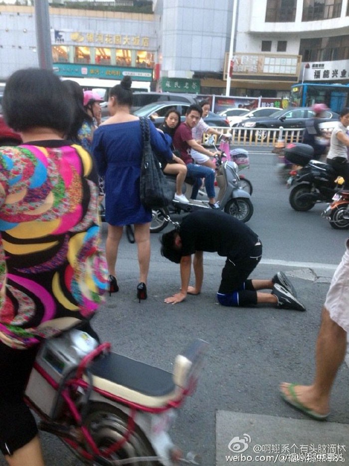 Xôn xao đoạn clip cô gái dắt bạn trai bò trên đất, bắt kêu gâu gâu trên phố đúng ngày Giáng sinh