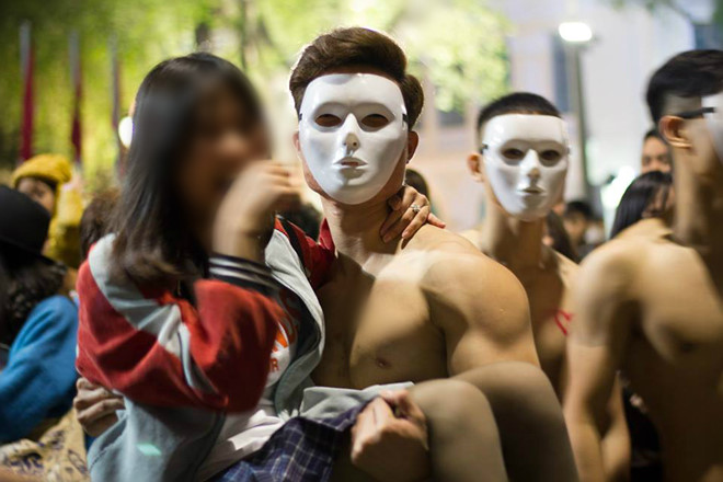 Ôm trai lạ 6 múi tại phố đi bộ: Sự kiện gắn kết cộng đồng hay trò lố?