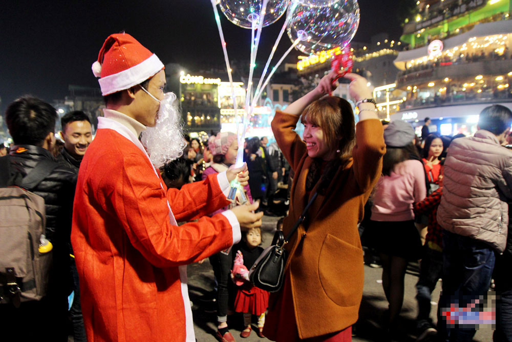 Màn cầu hôn lãng mạn của ông già Noel trên phố Hà Nội