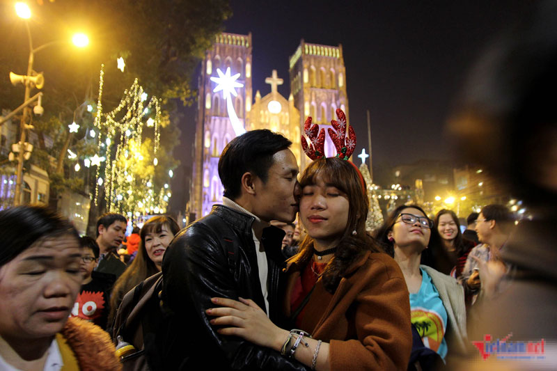 Màn cầu hôn lãng mạn của ông già Noel trên phố Hà Nội