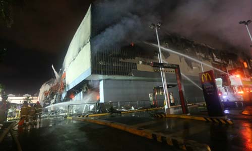 Tổng thống Philippines rơi lệ khi 37 người kẹt trong đám cháy