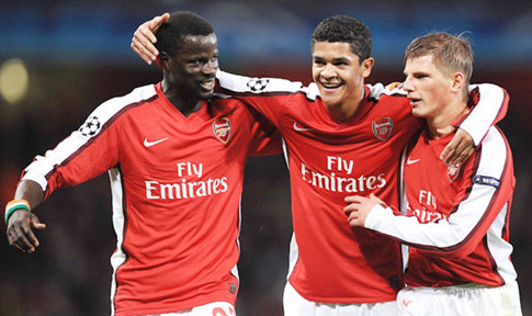 Cựu cầu thủ Arsenal rơi vào cảnh khốn cùng sau khi chia tay vợ